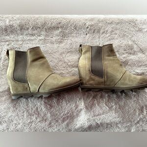 Sorel Chelsea Wedge Ankle Boots in Olive/Taupe